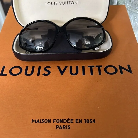 LOUIS VUITTON “IRIS” Sunnies😎 - Picture 15 of 17